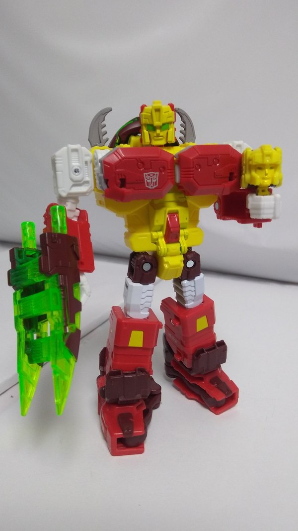 Transformers Generations Special Edition Repugnus In Hand Photos 08 (8 of 8)